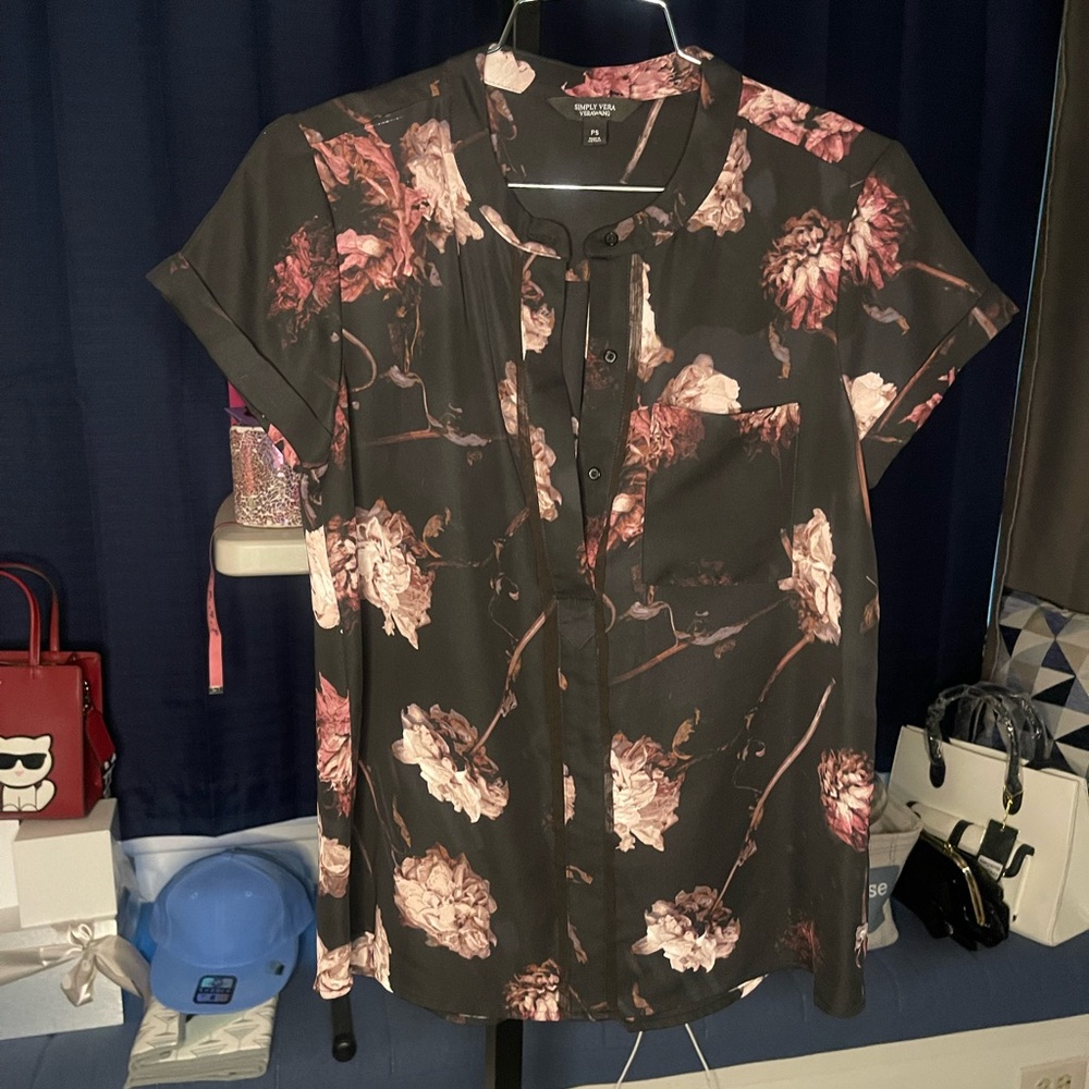 #540 - Simply Vera By Vera Wang Petite Small Black Floral Short Sleeved Blouse.